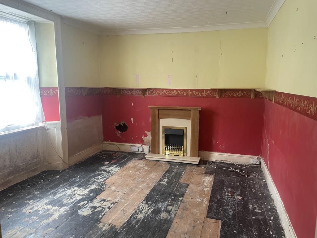 Lot: 6 - HOUSE FOR IMPROVEMENT - Living room